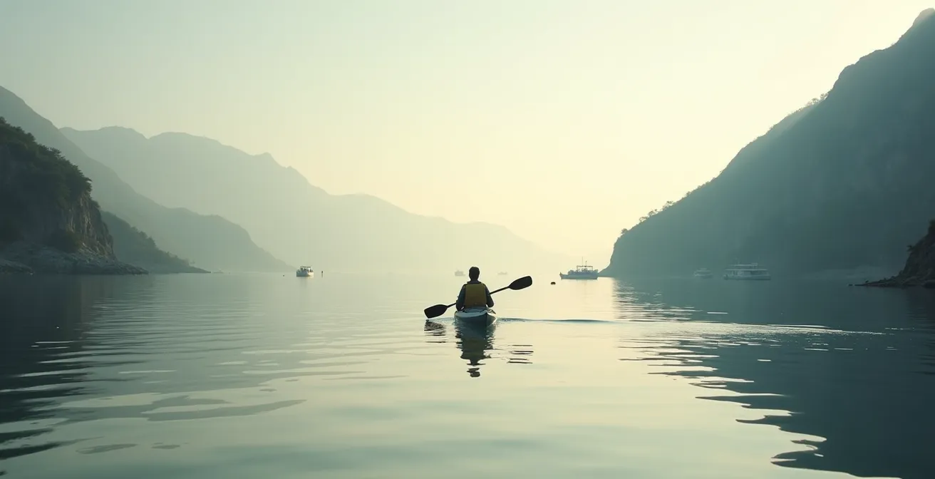 Kayakiste solitaire dans une baie déserte au lever du soleil sur la côte turque