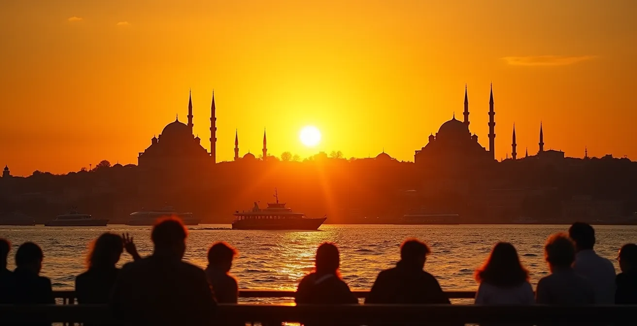 Silhouette des mosquées d'Istanbul se découpant sur un ciel doré au coucher du soleil